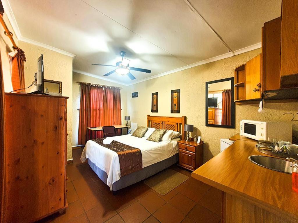 Just Tiffany Guest House & Conference Facility ポチェフストルーム エクステリア 写真